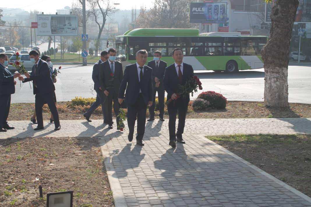 5 ноября 2020 года в рамках рабочего визита в Республику Узбекистан Министра иностранных дел Кыргызской Республики Руслана Казакбаева принял Премьер-министр Республики Узбекистан Абдулла Арипов.