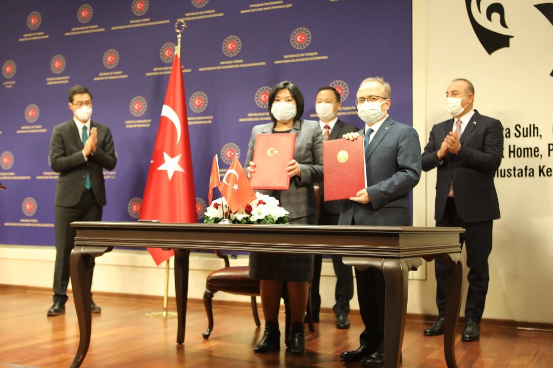 Kırgız Cumhuriyeti Eğitim ve Bilim Bakanlığı ile Türk Maarif Eğitim Vakfı arasında Kırgız Cumhuriyeti'nde özel eğitim kurumlarının açılması ve işletilmesi konusunda anlaşma imzalandı.