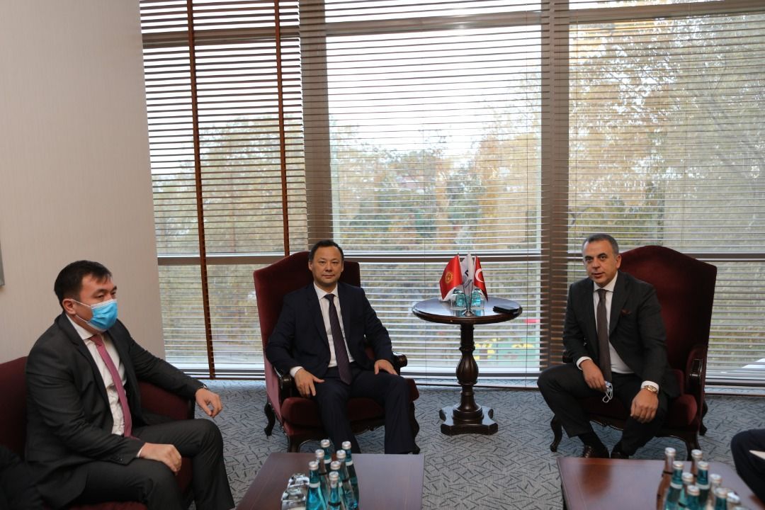 Kırgız Cumhuriyeti Dışişleri Bakanı Ruslan Kazakbayev'in Aydın Mıstaçoğlu ve Temirlan Sarlıkbek Uulu ile görüşmesi.