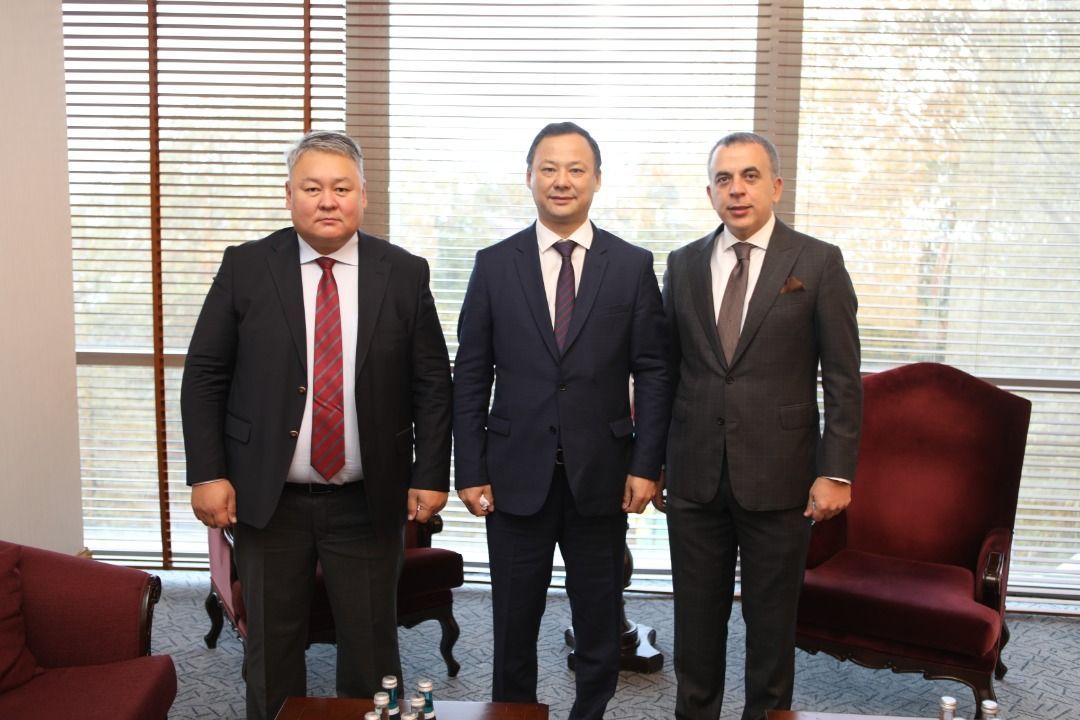 Kırgız Cumhuriyeti Dışişleri Bakanı Ruslan Kazakbayev'in Aydın Mıstaçoğlu ve Temirlan Sarlıkbek Uulu ile görüşmesi.