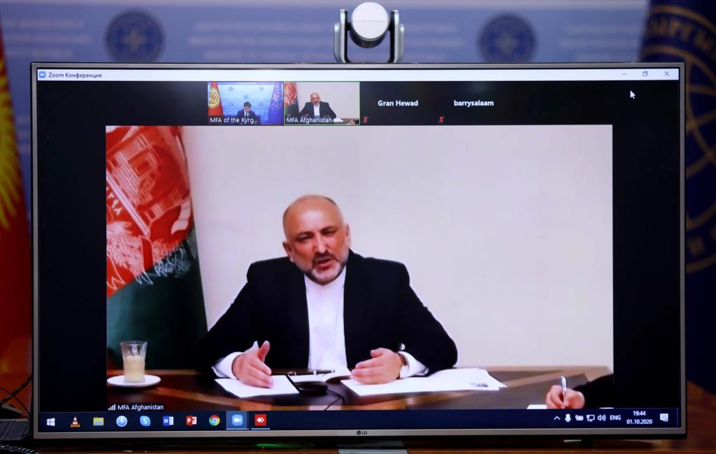 On October 1, 2020, the Minister of Foreign Affairs of the Kyrgyz Republic, Chingiz Aidarbekov, held a videoconference with the Minister of Foreign Affairs of the Islamic Republic of Afghanistan, Mohammad Hanif Atmar.
During the talks, topical issues on the agenda of Kyrgyz-Afghan relations were discussed, including projects to support Afghan Kyrgyz in the Big and Small Pamirs. In addition, the parties exchanged views on the further development of infrastructure projects and regional integration.
Kyrgyz Foreign Minister Ch.Aidarbekov expressed support for the intra-Afghan reconciliation process launched in September 2020 in Doha and expressed hope for its advancement in order to achieve peace in Afghanistan and strengthen regional security in general.