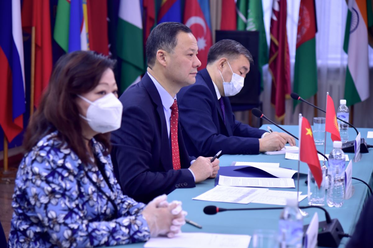 24 ноября т.г. по инициативе Министра иностранных дел КР Р.Казакбаева состоялась его встреча с представителями ведущих китайских компаний, совместных предприятий и ассоциаций, осуществляющих свою деятельность в КР, а также с участием ЧПП КНР в КР Ду Дэвэнь.