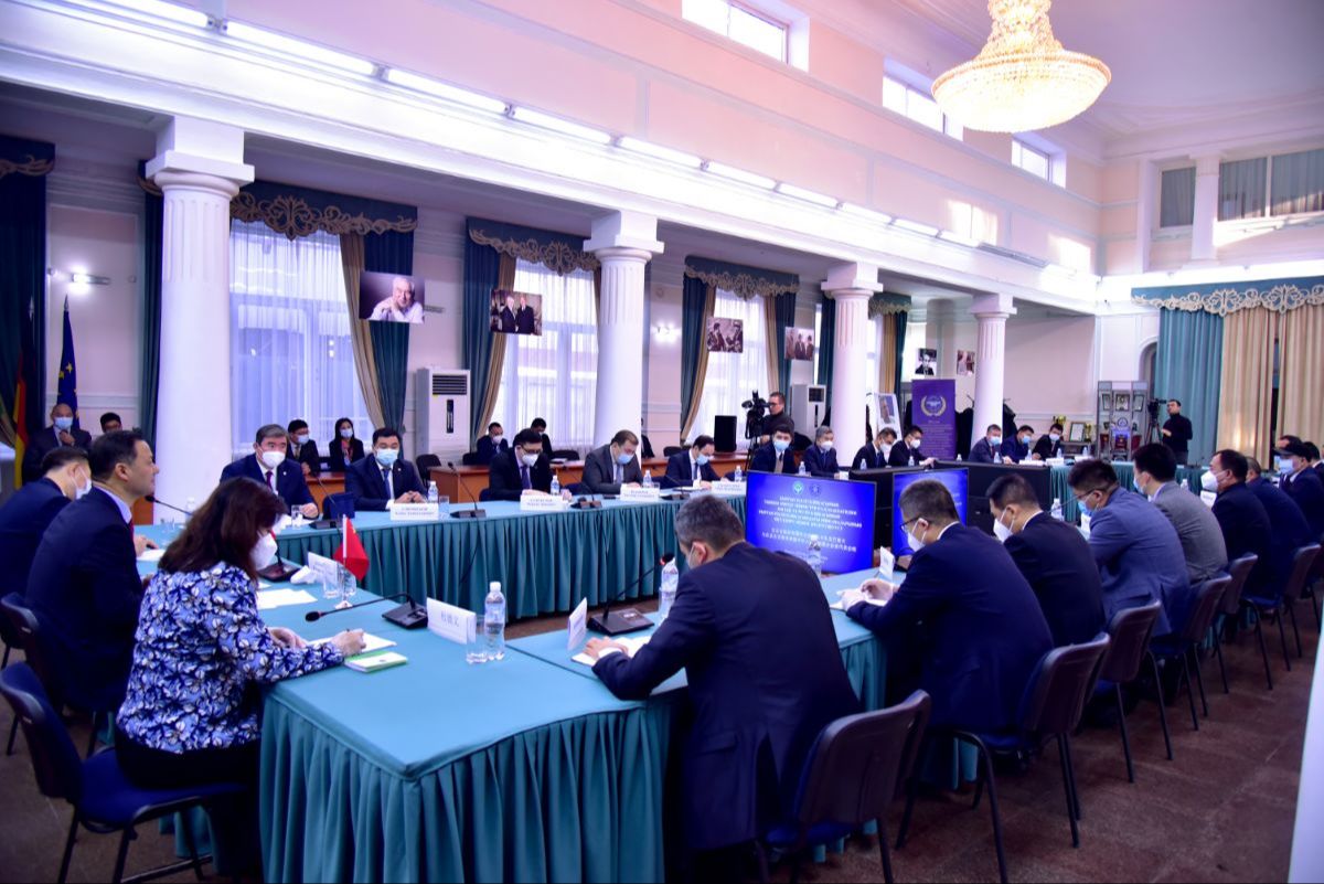 24 ноября т.г. по инициативе Министра иностранных дел КР Р.Казакбаева состоялась его встреча с представителями ведущих китайских компаний, совместных предприятий и ассоциаций, осуществляющих свою деятельность в КР, а также с участием ЧПП КНР в КР Ду Дэвэнь.