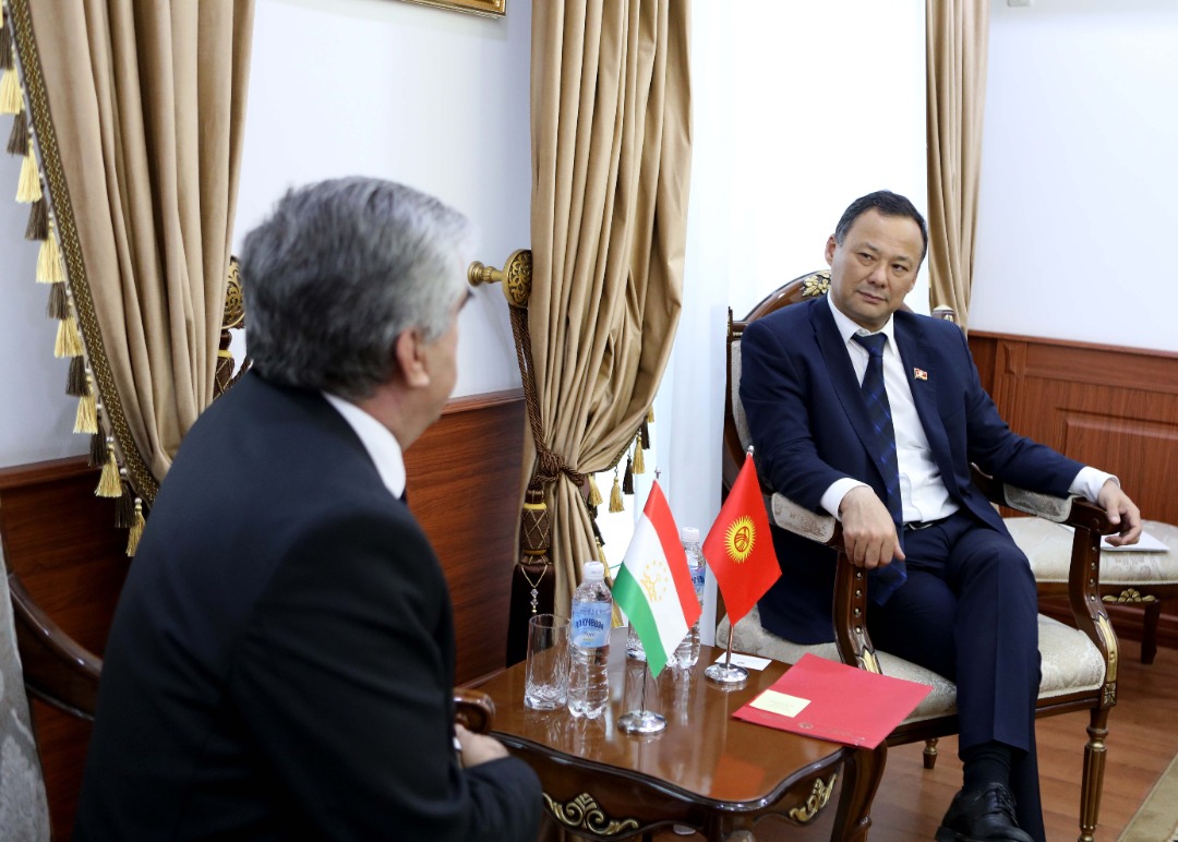 Министр иностранных дел Кыргызской Республики Р.Казакбаев принял Чрезвычайного и Полномочного Посла Республики Таджикистан в КР Н.Ализода