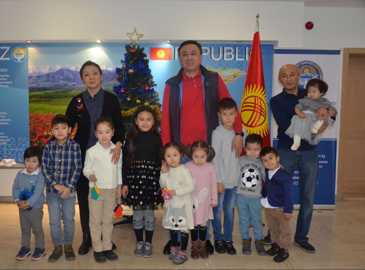 2019-12-28 Новогодний праздник для детей сотрудников посольства