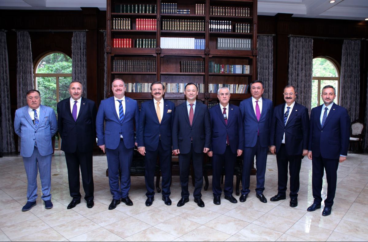 14.05.2021 Minister of Foreign Affairs of the Kyrgyz Republic Ruslan Kazakbaev  with a delegation of Turkish business circles headed by the President of the Union of Chambers and Commodity Exchanges of Turkey (TOBB) Rifat Hisarcıklıoglu