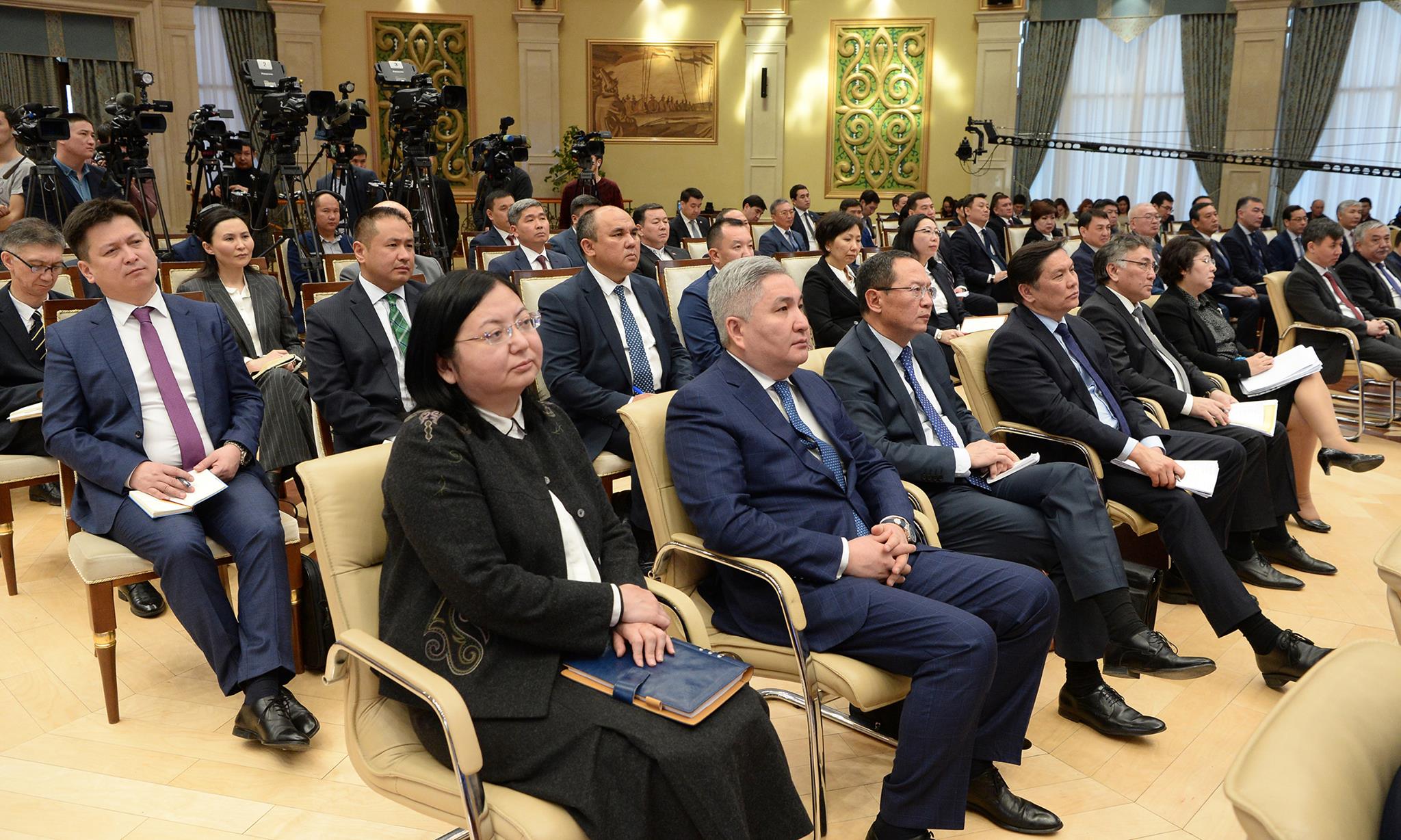 На совещании также участвовали министры и руководители ведомств страны.