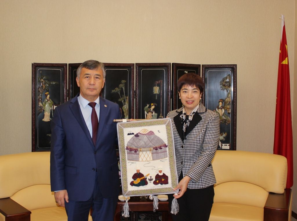 Чрезвычайный и Полномочный Посол Кыргызской Республики в Республике Узбекистан Ибрагим Джунусов встретился с Послом Китайской Народной Республики  в Узбекистане Цзян Янь.