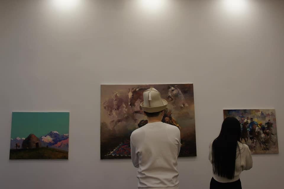 В Будапеште состоялось открытие выставки работ кыргызских художников Азиза Сулайманова и Садыка Мурзаханова.
