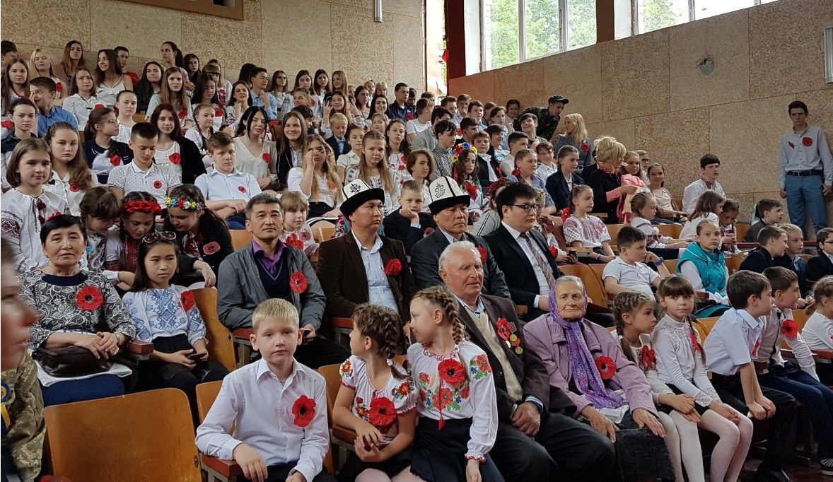 On May 8, 2019, the Embassy of the Kyrgyz Republic in Ukraine, representatives of the public association “Tosor Koomu” (Issyk-Kul region) and the Kyrgyz diaspora of the Dnipropetrovsk region took part in the event organized by secondary school # 52 in honor of the Hero of the Soviet Union Mukash Salakunov.