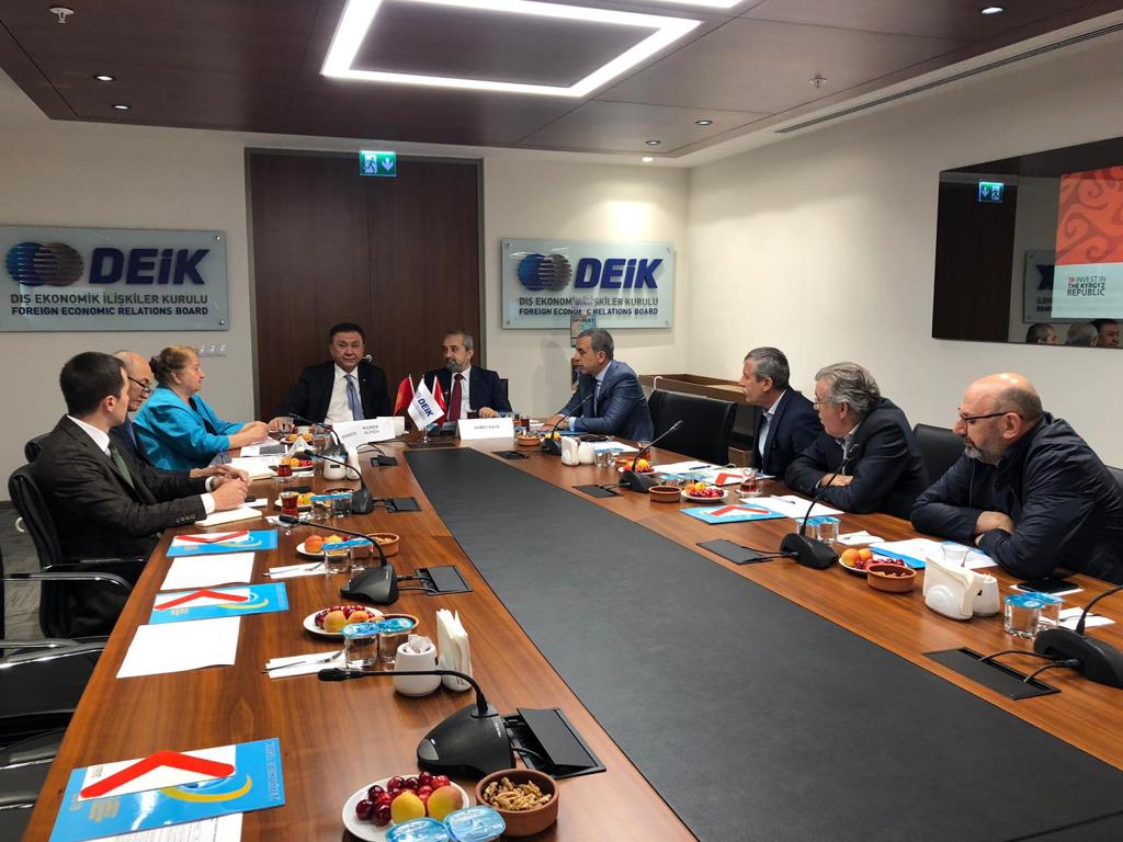 Büyükelçi Kubanıçbek Ömüraliyev Kırgız-Türk İş Konseyi yöneticileri ve üyeleri ile görüştü