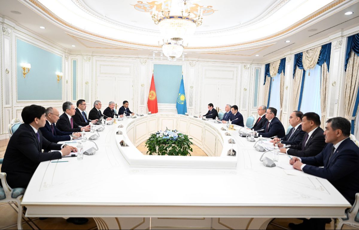 Президент Садыр Жапаров жана Казакстандын Президенти Касым-Жомарт Токаев тар курамдагы сүйлөшүүлөрдү өткөрүштү