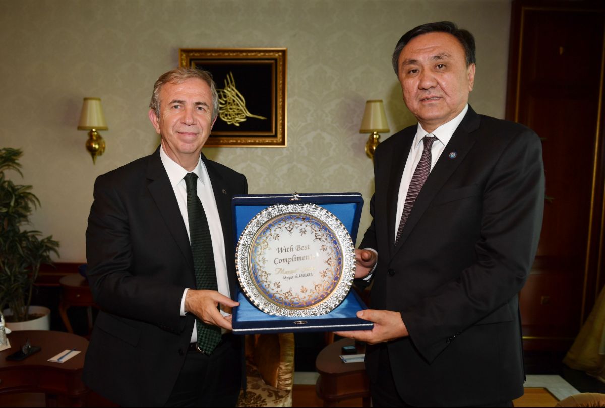 17 мая т.г. состоялась встреча Чрезвычайного и Полномочного Посла Кыргызской Республики в Турецкой Республике Кубанычбека Омуралиева с Мэром г.Анкара Мансур Явашем