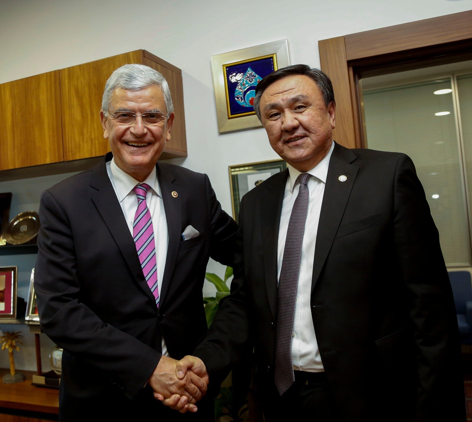 On May 28, 2019, there was the meetıng of the Ambassador Extraordinary and Plenipotentiary of the Kyrgyz Republic to the Republic of Turkey Kubanychbek Omuraliev with the Chairman of the Committee on International Affairs of the Grand National Assembly of Turkey Volkan Bozkyr