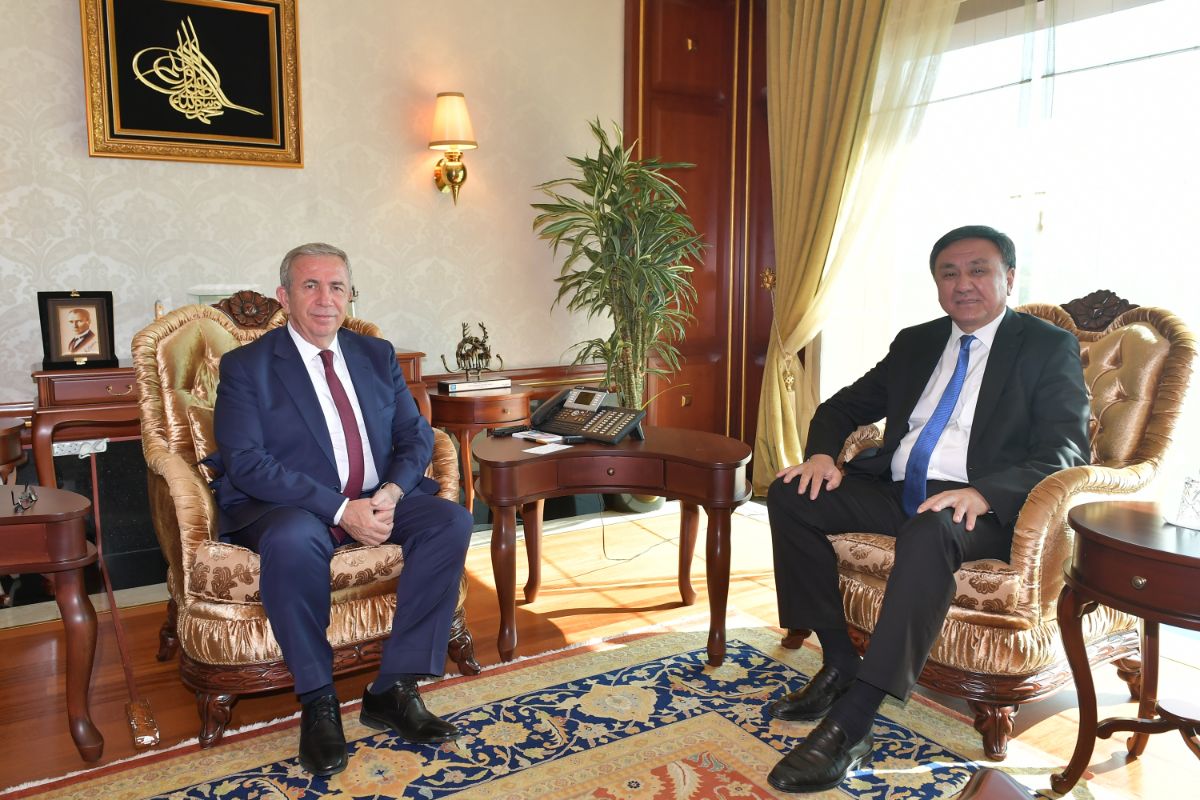 4 октября т.г. состоялась встреча Чрезвычайного и Полномочного Посла Кыргызской Республики в Турецкой Республике Кубанычбека Омуралиева с Мэром г.Анкара Мансур Явашем