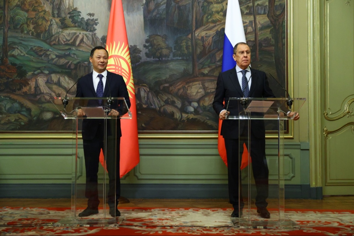 Министр иностранных дел Кыргызской Республики Руслан Казакбаев провел двустороннюю встречу с Министром иностранных дел Российской Федерации Сергеем Лавровым